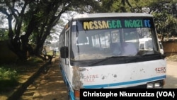 Un mini-bus de transport public à Rohero au Burundi, 10 janvier 2018. (VOA/Christophe Nkurunziza)