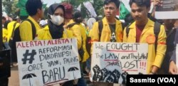 Ribuan mahasiswa berunjuk rasa menolak RKUHP dan pelemahan KPK di depan Gedung DPR, Kamis, 19 September 2019. (Foto: VOA/Sasmito)