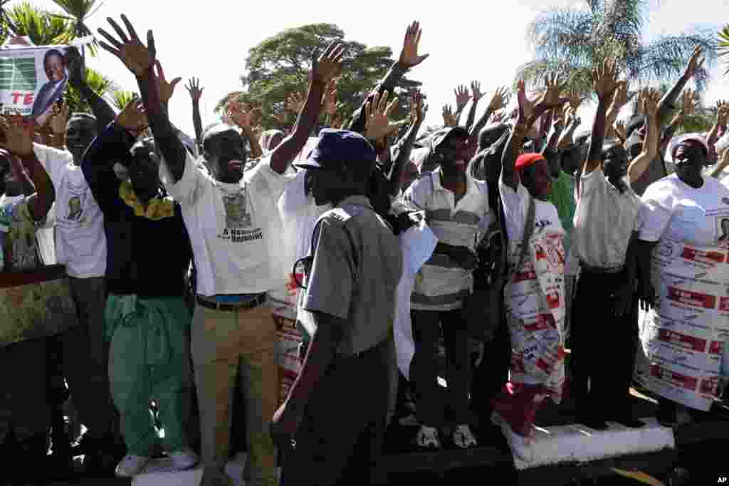 Supporters of Zimbabwe&#39;s main opposition leader, Morgan Tsvangirai sing and dance at the signing of the power sharing deal ceremony in Harare, Monday, Sept, 15, 2008.