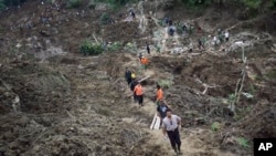 Regu penolong berupaya melakukan pencarian korban tanah longsor di desa Cililin, Jawa Barat, 25 Maret 2013. (AP Photo)