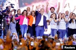 이반 두케 후보가 17일 콜롬비아 대통령 선거에서 승리한 후 지지자들을 향해 손을 흔들고 있다.