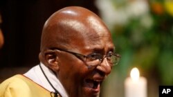 L'archevêque anglican émérite Desmond Tutu exprime sa joie au cours d'un culte à la cathédrale de Saint-Georges lors de la célébration de son 85e anniversaire au Cap, Afrique du Sud, 7 octobre 2016. (AP Photo / Schalk van Zuydam)