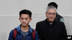 香港杀人凶嫌陈同佳（左）从香港监狱获释，管浩鸣牧师在其身旁。（2019年10月23日）