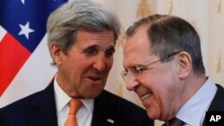 Menlu Rusia Sergey Lavrov (kanan) bersama Menlu AS John Kerry di Moskow (24/3).
