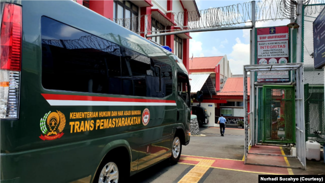 Mobil pengangkut warga binaan di Lapas Narkotika Kelas II A Yogyakarta memasuki gerbang Lapas, Selasa (2/11). (Foto: VOA/Nurhadi)