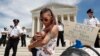 "J'existe parce que ma mère a avorté", peut-on lire sur un panneau lors d'une manifestation contre l'interdiction de l'avortement, le 21 mai 2019, à la Cour suprême des États-Unis.