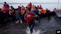 Refugiados sirios llegan a a la isla de Lesbos en Grecia, procedentes de Turquía.