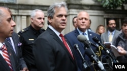 Steve Adler, Mayor of Austin, Texas, holds a press conference after a group of mayors had an hour-long meeting at the Department of Justice with U.S. Attorney General Jeff Sessions, April 27, 2017. (A. Barros/VOA)