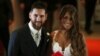 Le joueur de football argentin Lionel Messi et son épouse, Antonela Roccuzzo, posent à leur mariage à Rosario, en Argentine, le 30 juin 2017.