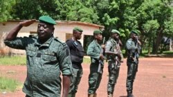 Des gardes forestiers ivoiriens se préparent pour des patrouilles dans la forêt classée de Tene près d'Oumé, région du sud-ouest de la Côte d'Ivoire, le 19 mai 2021.