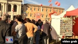 Warga Italia melakukan unjuk rasa di Roma memrotes langkah-langkah penghematan pemerintah, Sabtu (20/10).