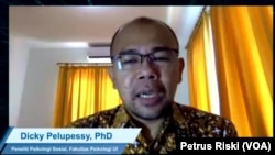 Peneliti Psikologi Sosial, Fakultas Psikologi, Universitas Indonesia, Dicky Pelupessy dalam sebuah webinar. (Foto: VOA/Petrus Riski)