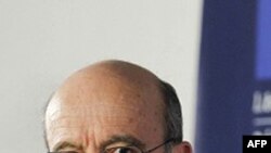 Ngoại trưởng Pháp Alain Juppe hôm nay tuyên bố nước ông muốn áp đặt cấm vận cả với Tổng thống Syria Bashar al-Assad