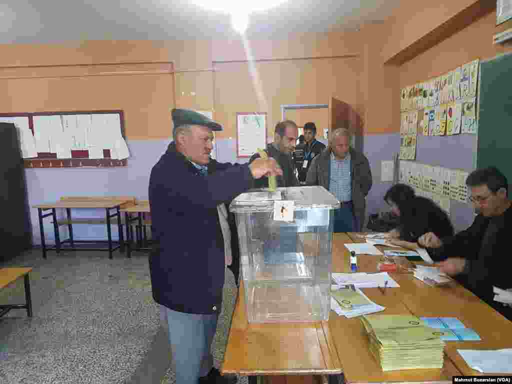 Turkey referendum casting vote