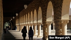 Sejumlah mahasiswa berjalan di kampus Universitas Stanford di Santa Clara, California, 14 Maret 2019. (Foto:AP/Ben Margot)