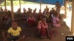 Children learn while sitting in sand in a makeshift school at the Chingwizi transit camp, February 2016. (S. Mohfu/VOA)