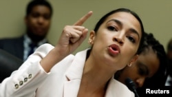 Alexandria Ocasio Cortez, demócrata por Nueva York, durante una audiencia de la Comisión de Supervisión y Reforma Gubernamental el 12 de junio de 2019. REUTERS/Yuri Gripa.