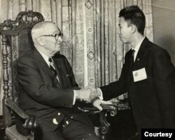 Dohamide được diện kiến cựu Tổng Thống Hoa Kỳ Harry S. Truman tại Kansas City 1966. [album gia đình anh chị Dohamide]