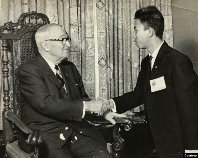 Dohamide được diện kiến cựu Tổng Thống Hoa Kỳ Harry S. Truman tại Kansas City 1966. [album gia đình anh chị Dohamide]