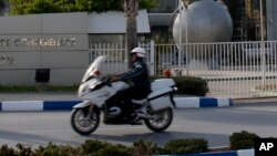Un agent de police circule sur une moto devant le Centre international de conférence à Skhirat, Maroc, 16 décembre 2015. 