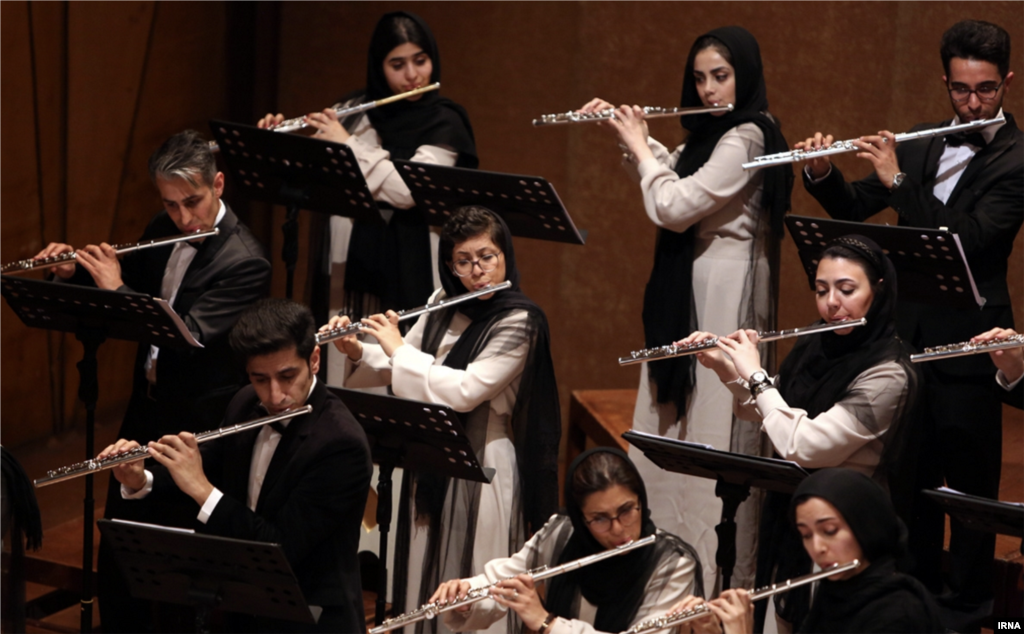 اولین روز سی و سومین جشنواره موسیقی فجر با اجرای کر فلوت تهران در سالن رودکی برگزار شد. عکس: مرضیه موسوی 