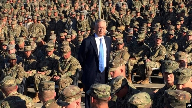 美国国防部长马蒂斯于2017年12月21日在古巴关塔那摩湾与美国军队举行会谈。