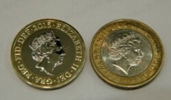 Sebuah koin 2 pound baru (US $ 3,08), kiri difoto di sebelah koin 2 pound saat ini sebagai potret baru Ratu Elizabeth II Inggris diresmikan di Galeri Potret Nasional di London, Senin, 2 Maret 2015. (Foto: AP/Alastair Grant)