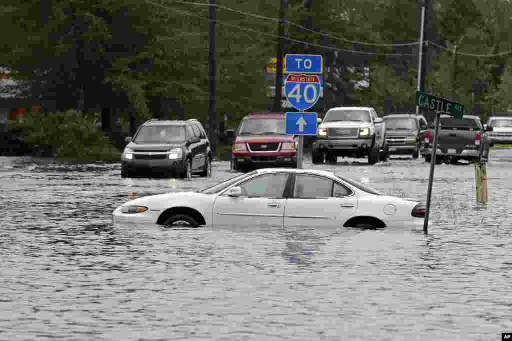 بخشی از راههای حیاتی ایالات کارولینای شمالی بعد از توفان فلورنس زیر آب رفته اند و هنوز امدادرسانی ادامه دارد. 