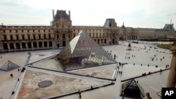 Una mujer que ahora está detenida burló la seguridad del museo Louvre en París.