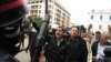 Manifestantes tunisinos exigem demissão de governo interino