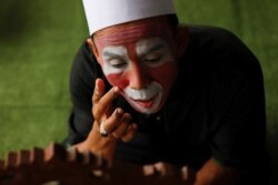 Hendrawan puts on makeup before his class. (REUTERS, Willy Kurniawan)