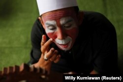Hendrawan puts on makeup before his class. (REUTERS, Willy Kurniawan)