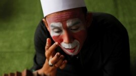 Hendrawan puts on makeup before his class. (REUTERS, Willy Kurniawan)