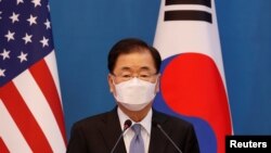 정의용 한국 외교부 장관이 성조기와 태극기를 배경으로 회견하고 있다. (자료사진)