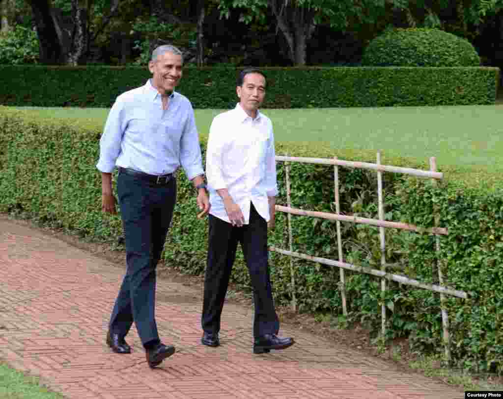Presiden Joko Widodo dan mantan Presiden Barack Obama berkeliling Istana Bogor, Jumat (30/6). (Courtessy : Setpress RI)