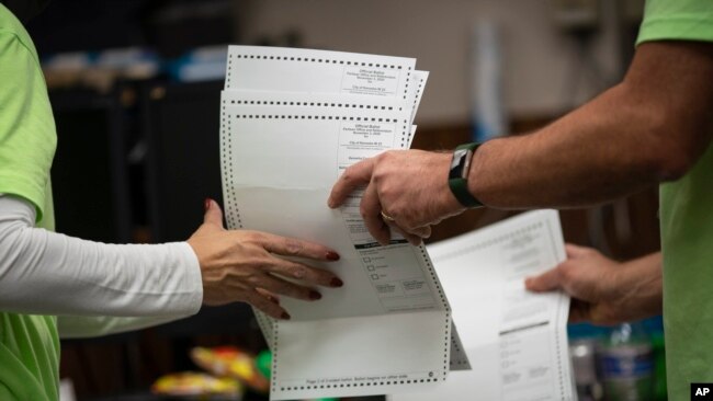 Punonjësit zgjedhorë duke menaxhuar votat në Kenosha, Uiskonsin
