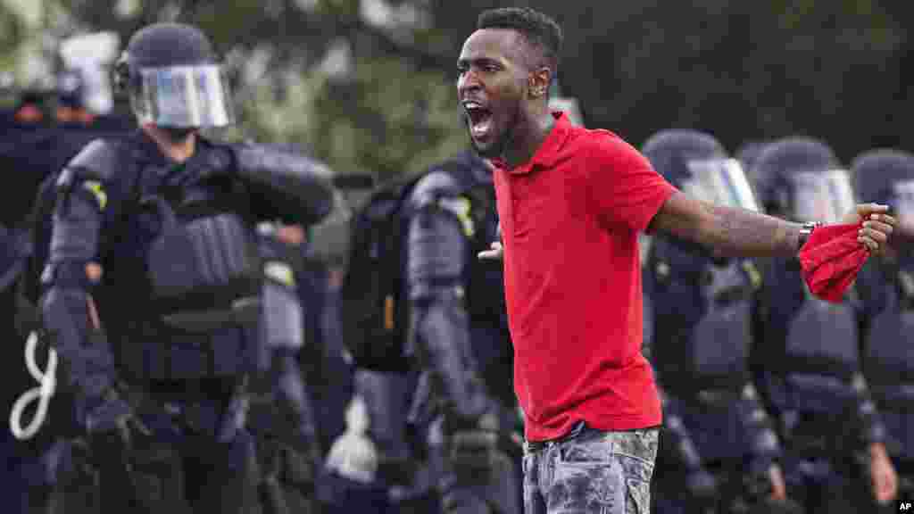 Un manifestant vocifère devant le siège de la police de Baton Rouge, 9 juillet 2016.
