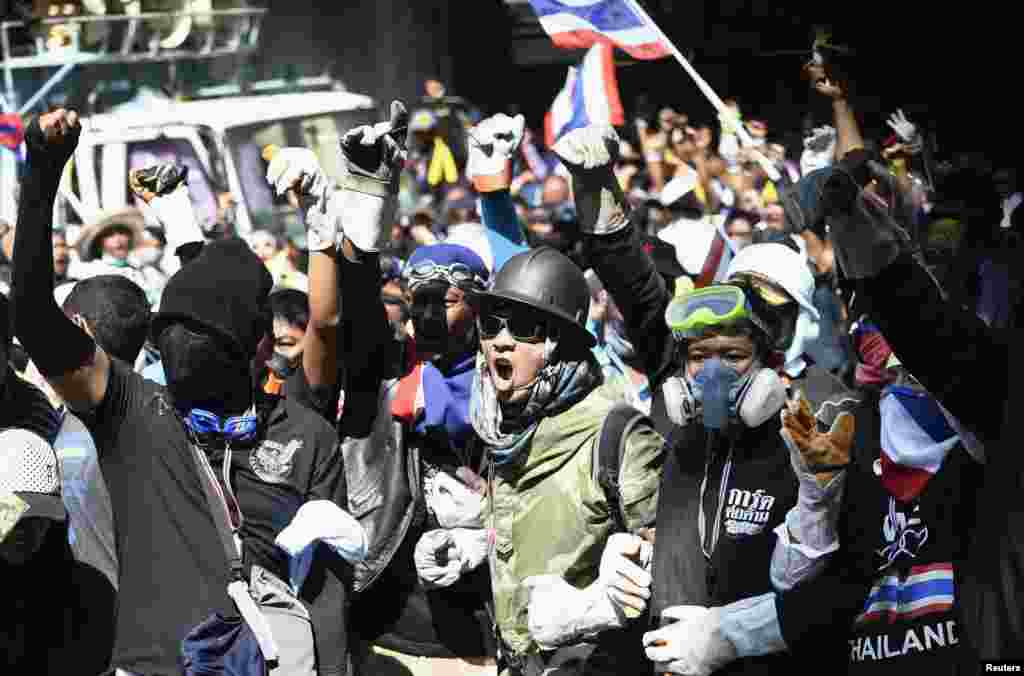 Anti-government protesters shout as they break down the barriers at the Thai Police Headquarters in Bangkok, Dec. 4, 2013.&nbsp;
