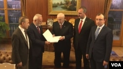 Le ministre de la justice Abdülhamit Gül et des législateurs turcs.