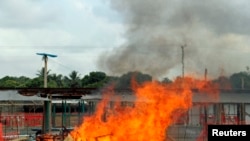 Une partie d'une unité de traitement contre Ebola de Médecins Sans Frontières (MSF) a pris feualors que le MSF commence déclassement de l'installation à Monrovia, au Libéria, le 26 janvier 2015.