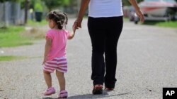 Tư liệu- Hai mẹ con người nhập cư bất hợp pháp tại bang Texas, ngày 16 tháng 09 năm 2015. 