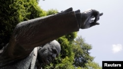 برطانیہ کے سابق وزیرِ اعظم ونسٹن چرچل کا مجسمہ — فائل فوٹو