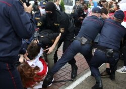 Фото: Правоохоронці затримують протестувальників під час протесту в Білорусі