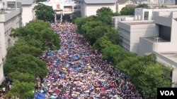 Thousands of Hong Kong students have begun a week-long boycott of classes to protest Beijing's decision to rule out fully democratic elections in the former British colony.