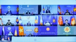 Para menteri luar negeri dan perwakilan negara-negara di Perhimpunan Bangsa-Bangsa Asia Tenggara (ASEAN) yang digambarkan di layar selama pertemuan virtual di Putrajaya, di luar Kuala Lumpur, Malaysia, 2 Maret 2021. (AFP PHOTO / H2O IMAGES)