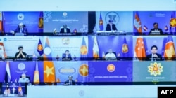 Para menteri luar negeri dan perwakilan negara-negara di Perhimpunan Bangsa-Bangsa Asia Tenggara (ASEAN) yang digambarkan di layar selama pertemuan virtual di Putrajaya, di luar Kuala Lumpur, Malaysia, 2 Maret 2021. (AFP PHOTO / H2O IMAGES)
