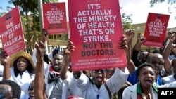Kenyan doctors shout slogans and hold placards outside a Nairobi court, Jan. 26, 2017, as they awaited for their union officials to come out. 