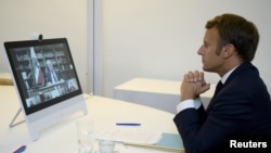 Francuski predsednik Emanuel Makron tokom donatorske telekonferencije sa drugim svetskim liderima, na kojoj je razgovarano o pomoći Libanu nakon razorne eksplozije u Bejrutu, u Fort de Bregankonu, Francuska, 9. avgusta 2020. (Christophe Simon/Pool via REUTERS)