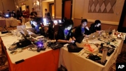 Para peretas bertarung dalam sebuah permainan di konferensi DefCon di Las Vegas, 2011. (Foto: Dok)