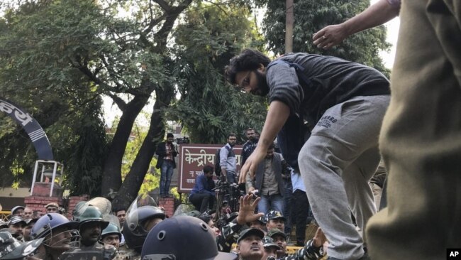 Hindistan'da okul ücretlerinde artışları protesto eden öğrencilerden 50'si polis tarafından gözaltına alındı.